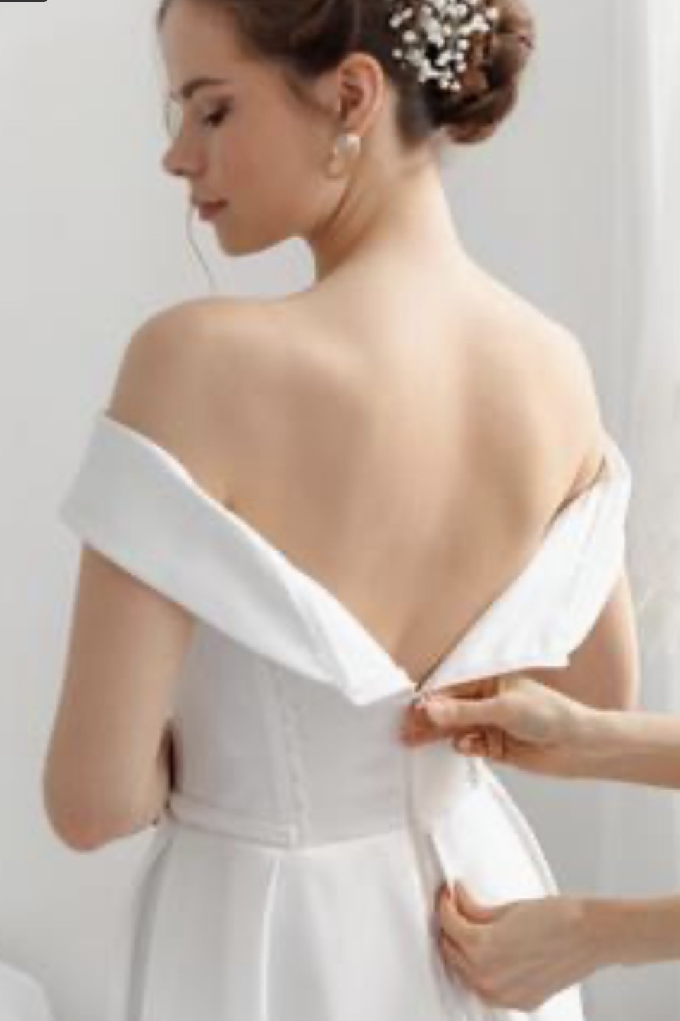 美しく整えられた背中とデコルテ。ドレスの着付けシーン