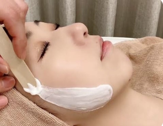 フェイスWax施術後の鎮静パックを行っているシーン